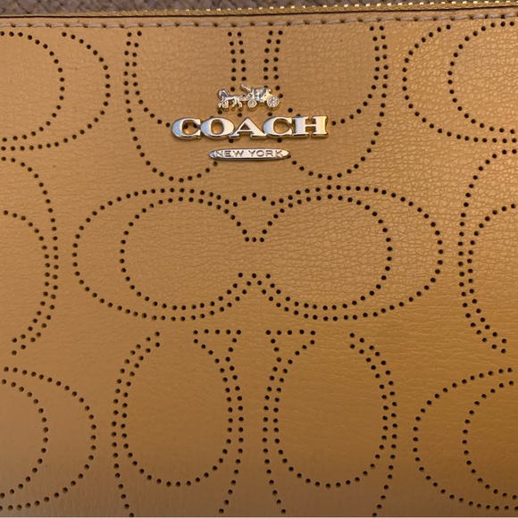 Coach Small Wristlet NWT . Yellow/gold leather - Picture 2 of 3